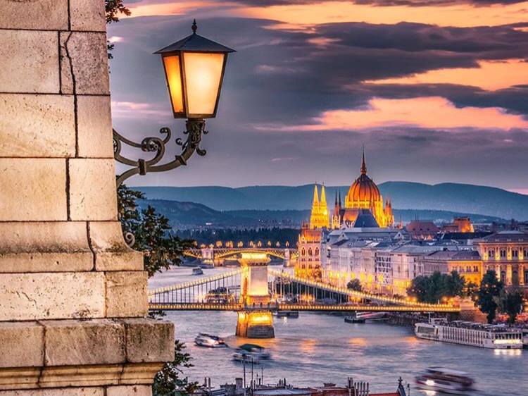 Szilveszteri vacsora és sétahajózás Budapesten Szilveszteri vacsora és sétahajózás Budapesten